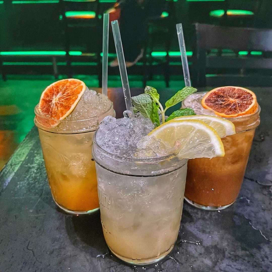 Drinks autorais servidos em copo mason